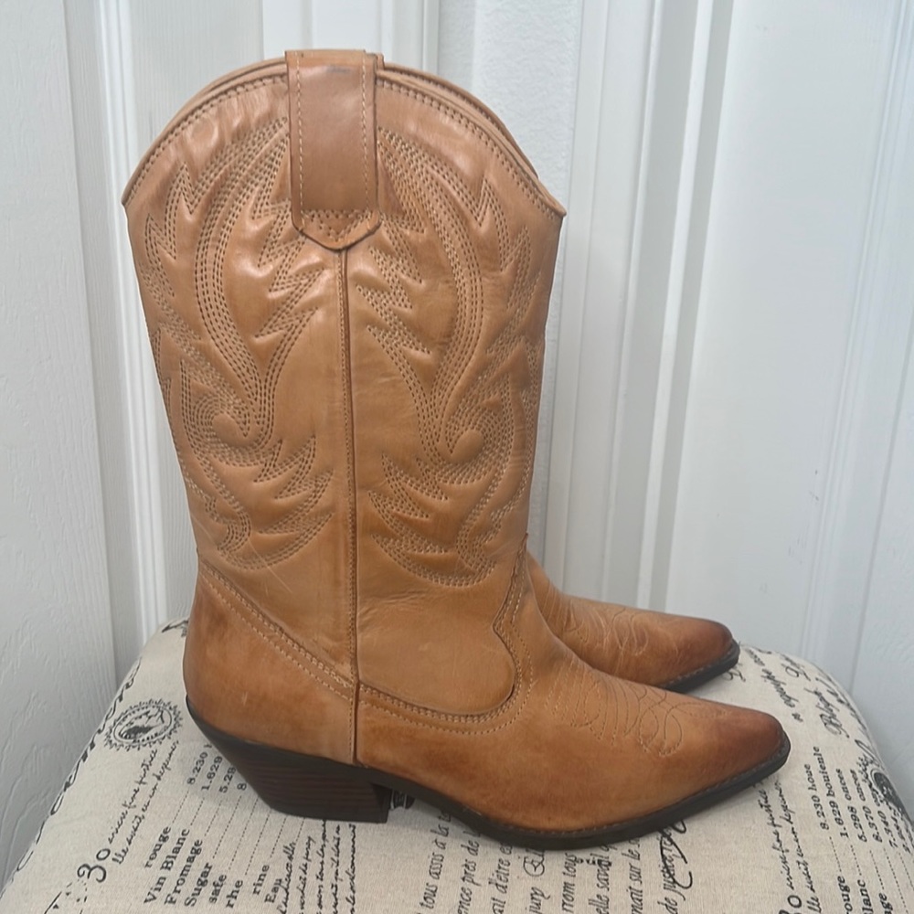 Aldo Genuine Leather Cowboy boot.  NWOT Never Worn. Size 40 Color. Honey